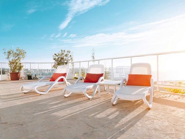 August 2026 Summer Relaxation (Unsplash/@hazardos/d2DpUL7JlTg)